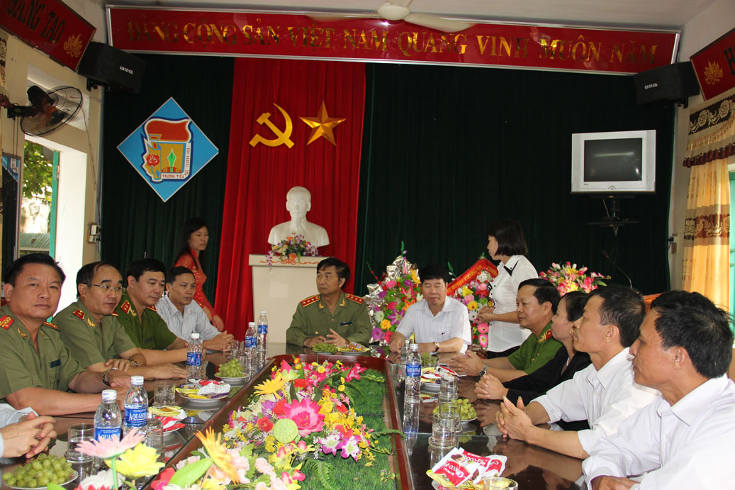 Đoàn đại biểu đến thăm trường tiểu học xã Trường Yên, huyện Hoa Lư, tỉnh Ninh Bình